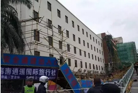 3、突发！海口东湖天桥旁一工地坍塌 